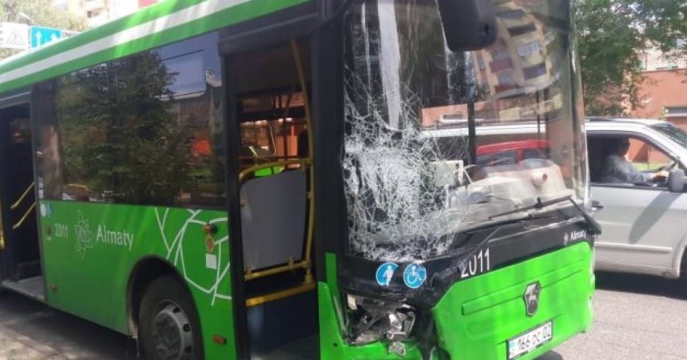 жолаушылар автобусы жол апатына ұшырады