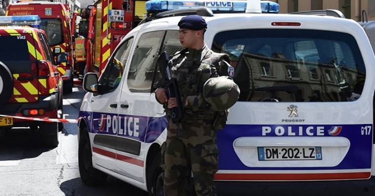 法国一清真寺外发生枪击案致2人受伤 枪手已自杀