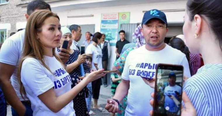 哈萨克斯坦演艺界明星慰问阿尔斯市民