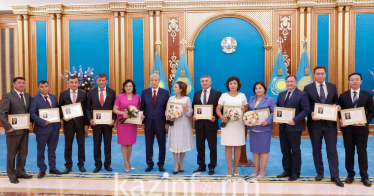 托卡耶夫总统向哈通社等媒体颁发奖状和奖金