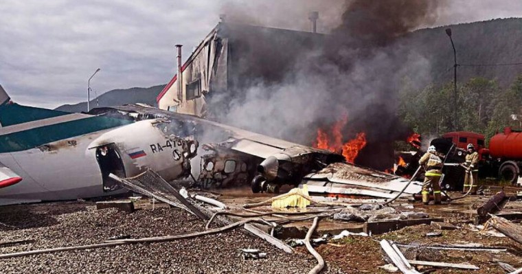 俄罗斯一架客机紧急迫降致两名飞行员遇难