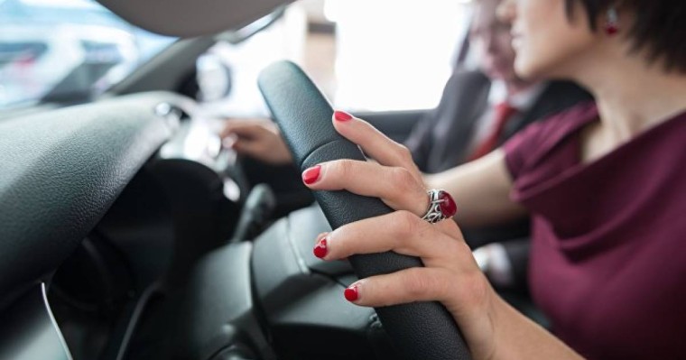 Жүргізуші әйел балабақшадан шыққан бір топ сәбиді басып кетті