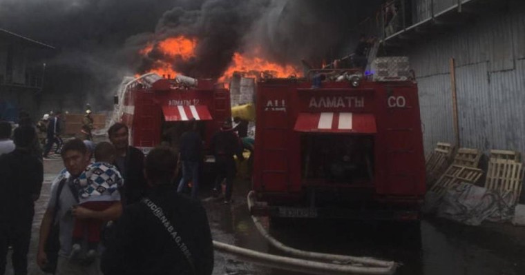 Алматыда "барахолка" өртеніп жатыр – видео