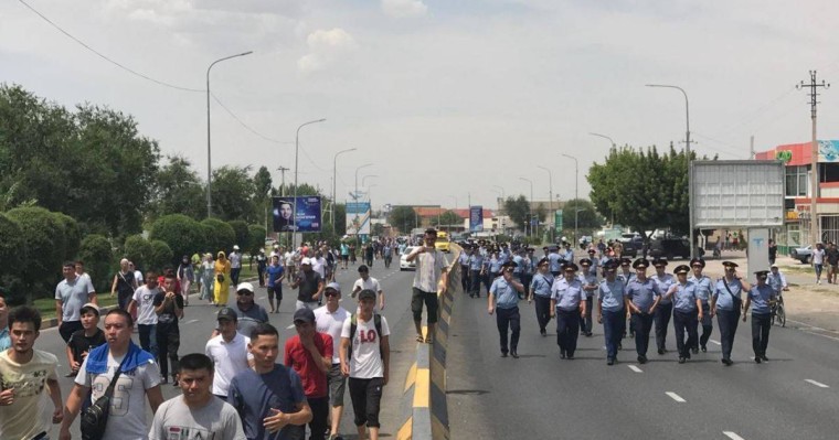 Жүздеген наразы арыстық Шымкент орталығына шерулетіп бара жатыр