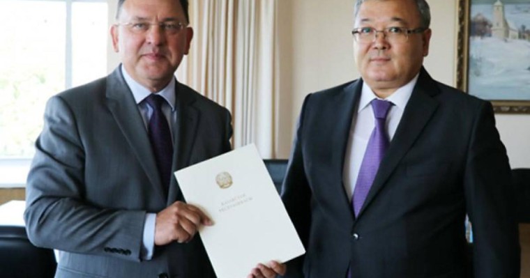 哈萨克斯坦大使向白俄罗斯第一副外长递交国书