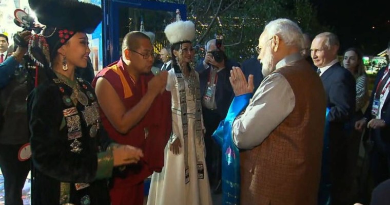 Ресей президенті Үндістан премьеріне тікұшақты өзі таныстырды – видео