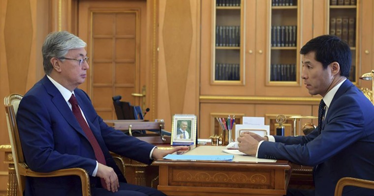 托卡耶夫总统接见西哈州州长耶斯哈利耶夫