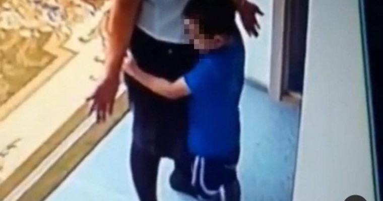 Құшақтағанына қарамай: Атырауда баланы аямай ұрған тәрбиеші жұрттың жағасы ұстатты