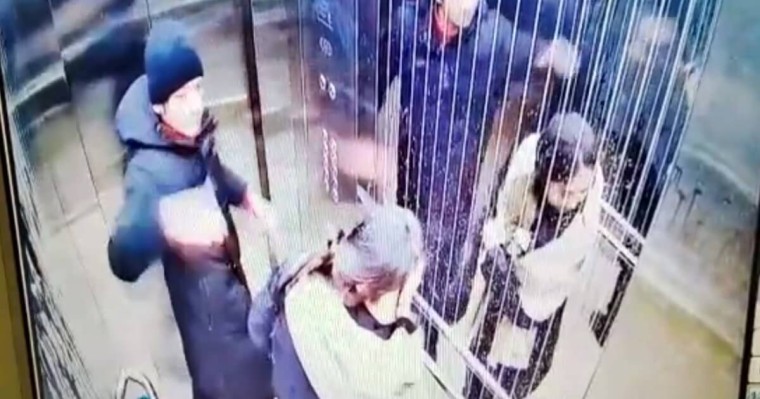 Астана лифтілерінің бірінде еркек әйелді ұрып жіберді