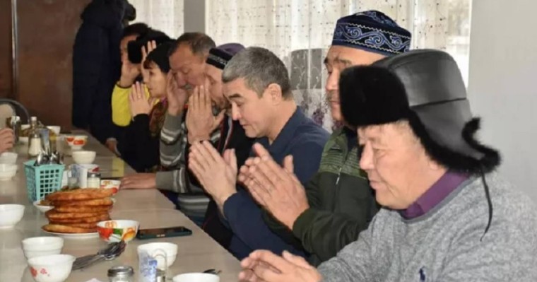 Ақтөбеде қоғам белсенділері Желтоқсан мен Жаңаөзен құрбандарына құран бағыштады (фото)