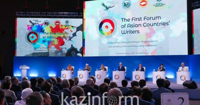 托卡耶夫总统提议建立储存亚洲作家文学作品的电子图书馆