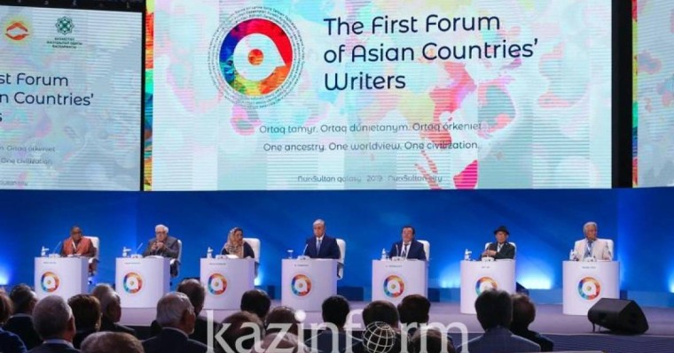 总统：哈萨克斯坦作家作品将以联合国6种工作语言出版