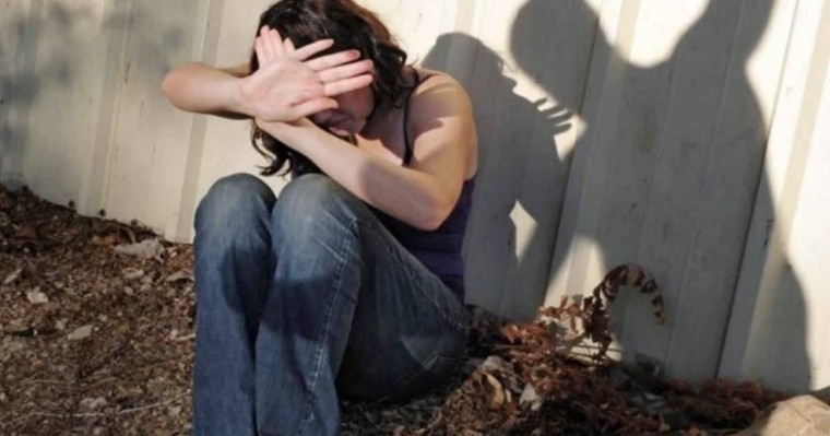 "Өлді деп ойлап үстін бұталармен жапқан": Шымкентте екі баланың анасын қаскөйлер зорлап, аямай ұрып кеткен - Қазақстан жаңалықтары