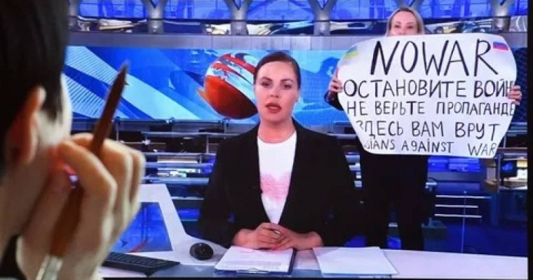 Тікелей эфирді соғысқа қарсы акциямен үзген редактор Марина Овсянникова басқа қызметке ауысты