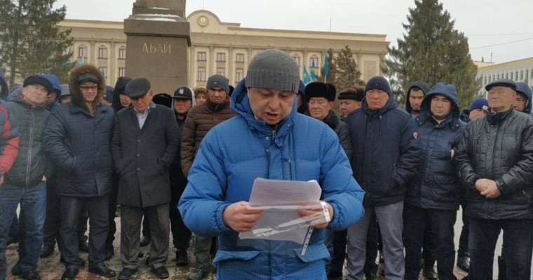 Орал мен Ақтөбеде жүргізушілер көліктерін жеңілдікпен тіркеуді талап етті