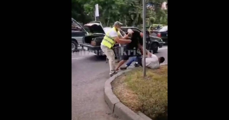 Алматыда жолға таласқан жүргізушілер бір-бірінің жағасынан алды - Қазақстан жаңалықтары