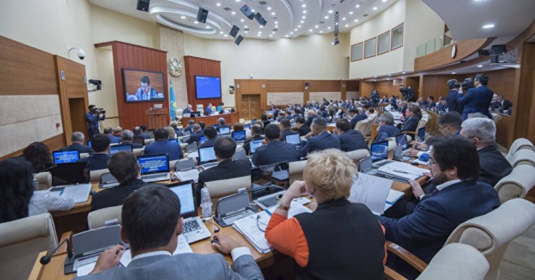 Мәжіліс депутаттары демалысын кейінге қалдырды