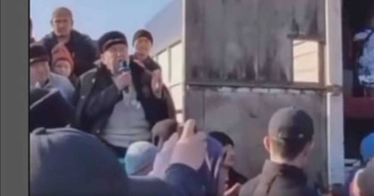 Батаның арасында боқауыз сөз айтқан ақсақал желіде қызу талқыланып жатыр (видео)