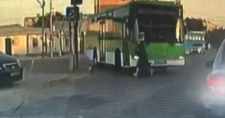 Қыздың автобус дөңгелегі астында құлған сәті видеоға түсіп қалды