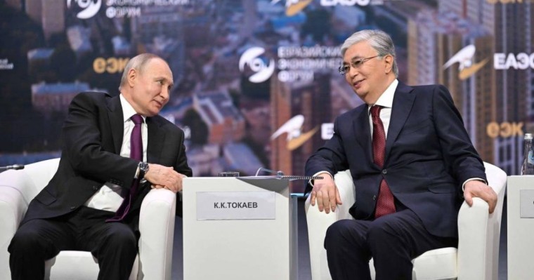 ЕАЭК отырысында Путин Тоқаевқа беріп жіберген қағазда не жазылған