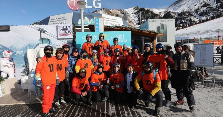 Казахстанские журналисты состязались в слаломе-гиганте на «Шымбулаке»