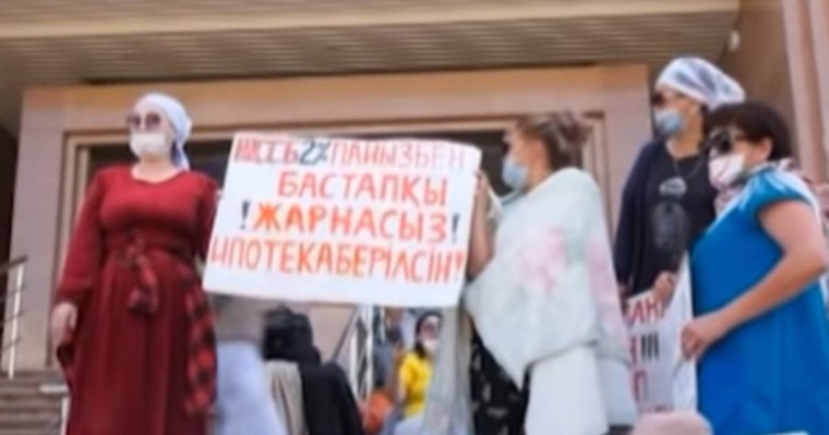 "Біреуінде коронавирус белгілері бар": Нұр-Сұлтанда аштық жариялаған аналар министрлік алдында түнеп шықты - Қазақстан жаңалықтары