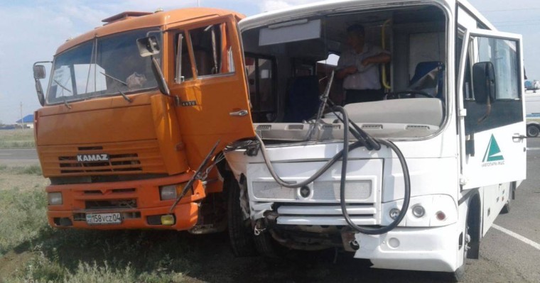 Ақтөбеде автобус пен Камаз соқтығысып, бір адам қаза тапты