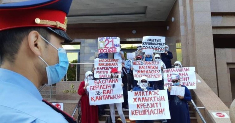 2 тәулік министрліктің алдында түнеген аналарды таратып жіберді