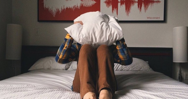 Ұйқыдан оянғанда жанында жатқан: үй иесі қонаққа келген жігітті бөлшектеп тастады