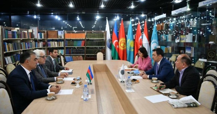 国际突厥学院院长会见阿塞拜疆作家协会主席