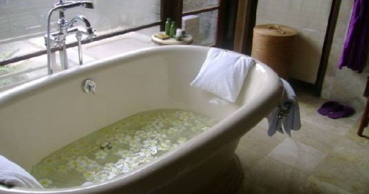 Телефонын ваннадағы суға түсіріп алған қыз қайтыс болды