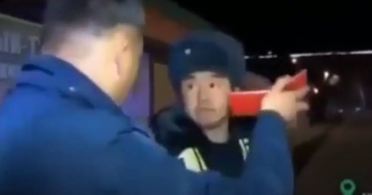 Куәлікті көріп "тілін жұтып қойған" жол инспекторының күлкілі видеосы тарады (видео)