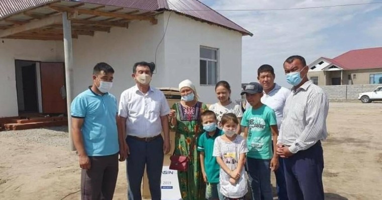 Түркістан облысында түлектер көпбалалы анаға үй алып берді - Қазақстан жаңалықтары