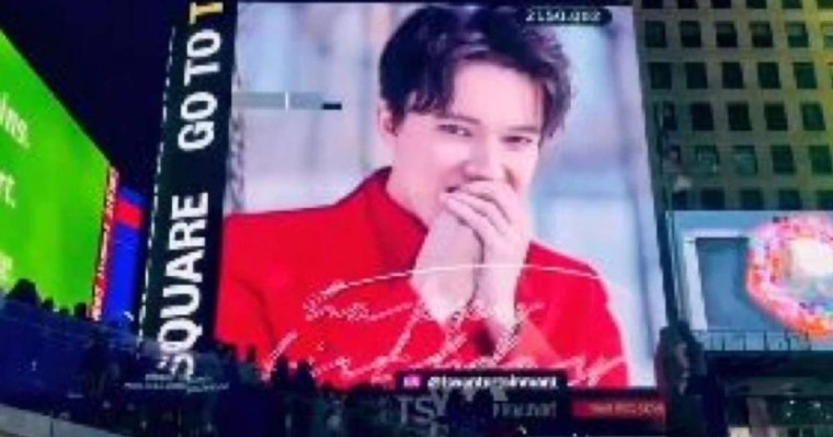 Ерекше құттықтау: Димаш Құдайбергенді Нью-Йорктегі үлкен алаңда туған күнімен құттықтады