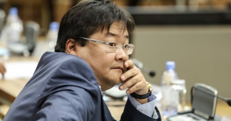 «Дәретхананың ішіне дейін камера бар»: Айдос Сарым әскердегі ахуал туралы айтты