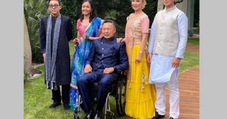 Экс-министр Мыңбаев көпшілік алдына мүгедектер арбасымен шықты