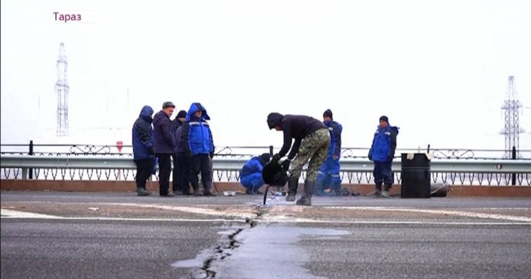 1,9 млрд теңгеге салынған көпір: Тараздықтар көпірдің жарылғанын байқады