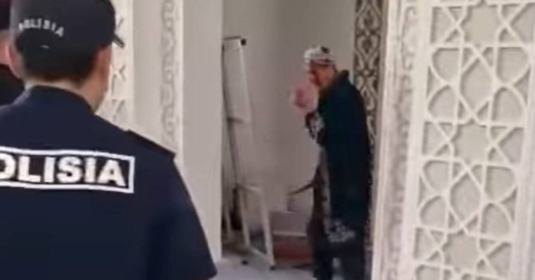 «Өзі қан-жоса, мешіт алдында пышақпен жүр»: Астанада полицейлер ер адамды ұстады (ВИДЕО)