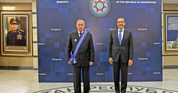 萨特·托克帕克巴耶夫大将被授予雪豹奖章