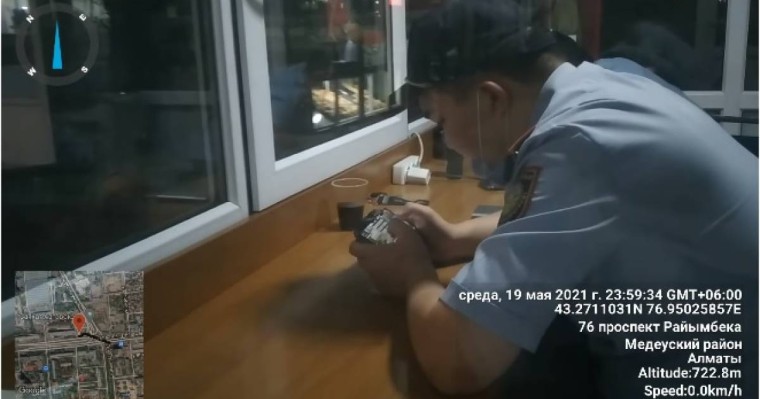 Алматыда жұмыста отырғанын ұмытып кеткен полицейлер жұрттың ашуына тиді – видео