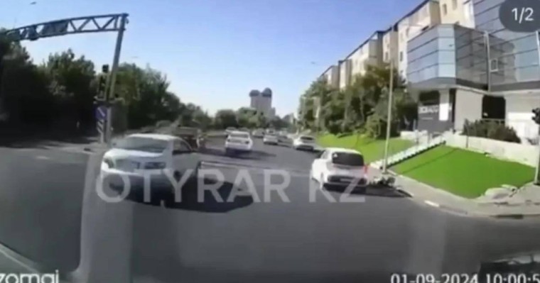 Шымкентте белгісіз ер адам полицейді пышақтап кетті