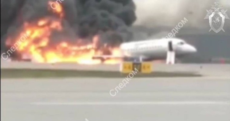 Отқа оранған ұшақтың Мәскеу әуежайына қонған сәті