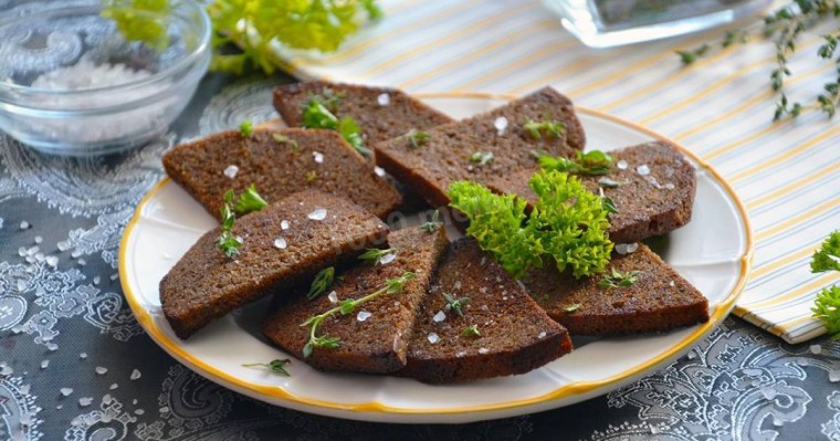 Қара нанды кімдерге жеуге болмайды: Маман кеңесі