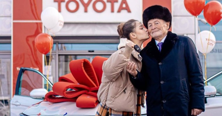 17 жасар блогер қазақ қызы әкесіне көлік сыйлады (видео)