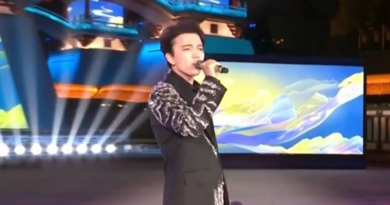 Димаш Құдайберген Си Цзиньпиннің алдында қазақша ән шырқады