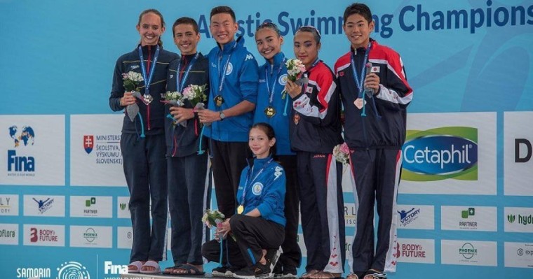 哈萨克斯坦运动员在花样游世青赛中获得金牌