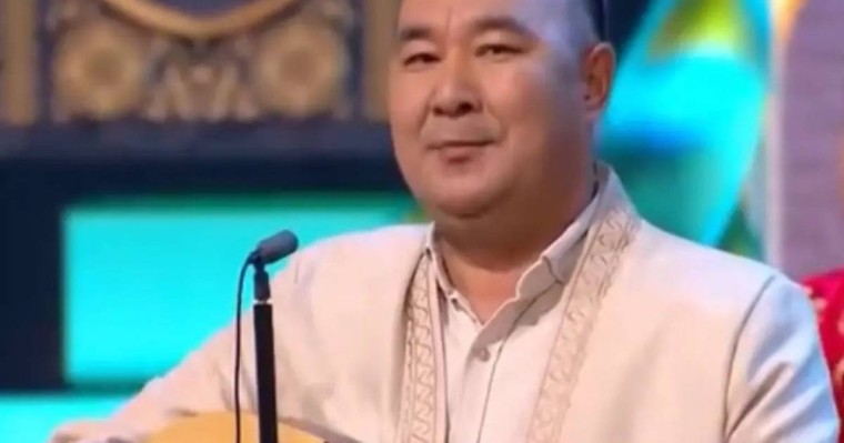 Айтыскер Айбек Қалиевке пәтер кілті табысталды