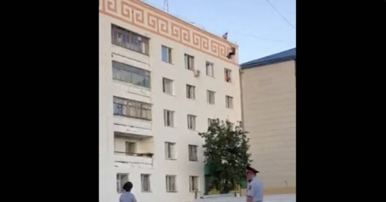 Көкшетаулық әйел баласын алып, бесінші қабаттан секірмекші болған (видео) - Қазақстан жаңалықтары