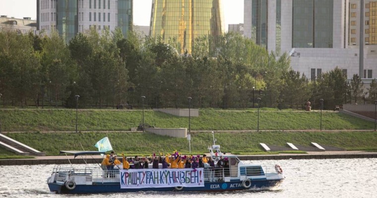 "Краш, туған күніңізбен" - белсенділер Тоқаевқа арналған 7 метрлік ашықхат жасады