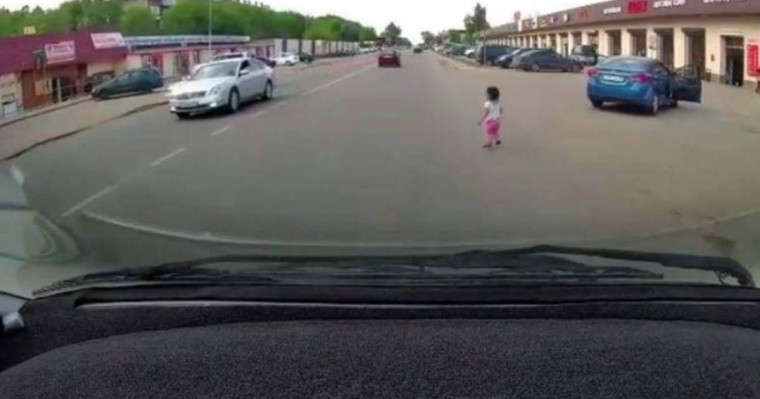 Алматы облысында 3 жасар қыз жүріп бара жатқан көліктен құлап кетті (видео)